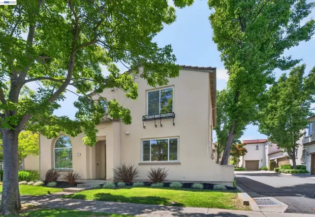MLS: 41133878 Condo For Sale