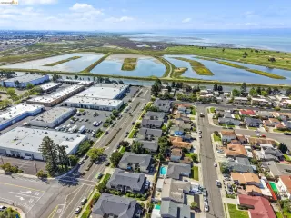 Browse active condo listings in MARINA WEST