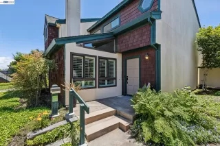 Browse active condo listings in HARBOR BAY