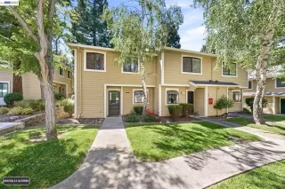 Browse active condo listings in MUIRWOOD SQUARE