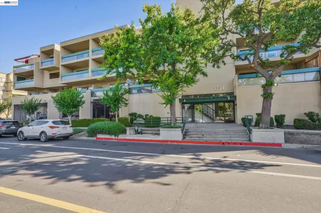 MLS: 41139363 Condo For Sale