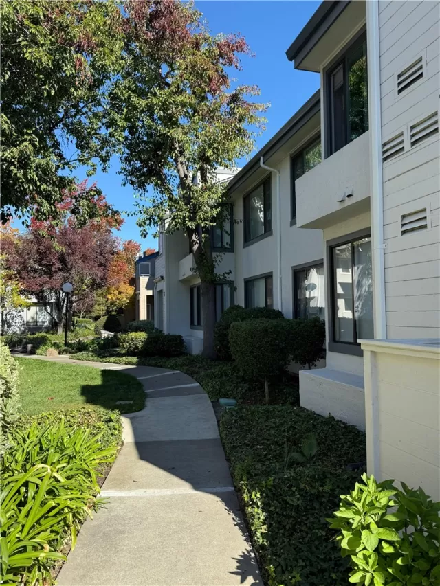 MLS: CRIG25251463 Condo For Sale